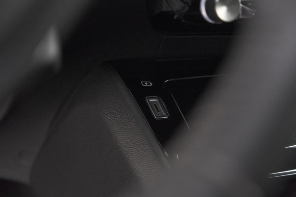 Peugeot 208 PureTech 100 EAT8 Allure | Adaptieve Cruise control |  Camera | Parkeersensoren voor + achter | Navigatie | Apple Carplay