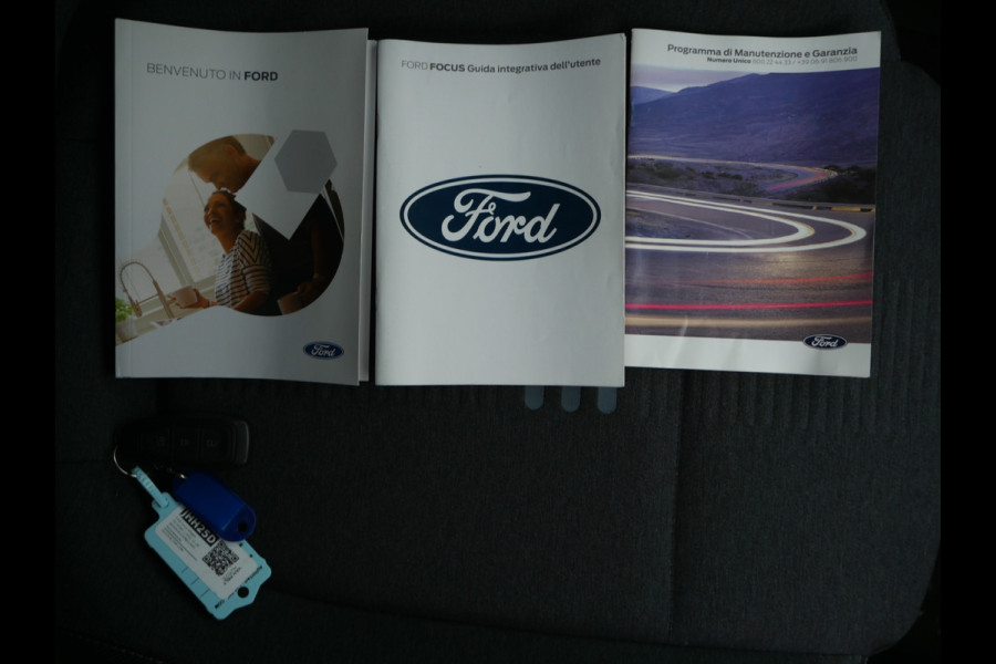 Ford FOCUS Wagon 1.0 EcoBoost Hybrid Active Style | Zwart dak | CarPlay | Full Led |