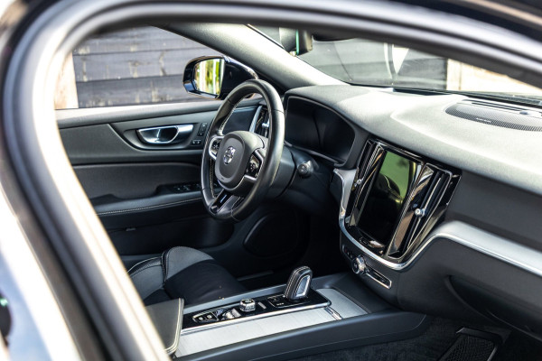 Volvo V60 2.0 B4 R-Design I Carplay I autopilot I trekhaak I pano I