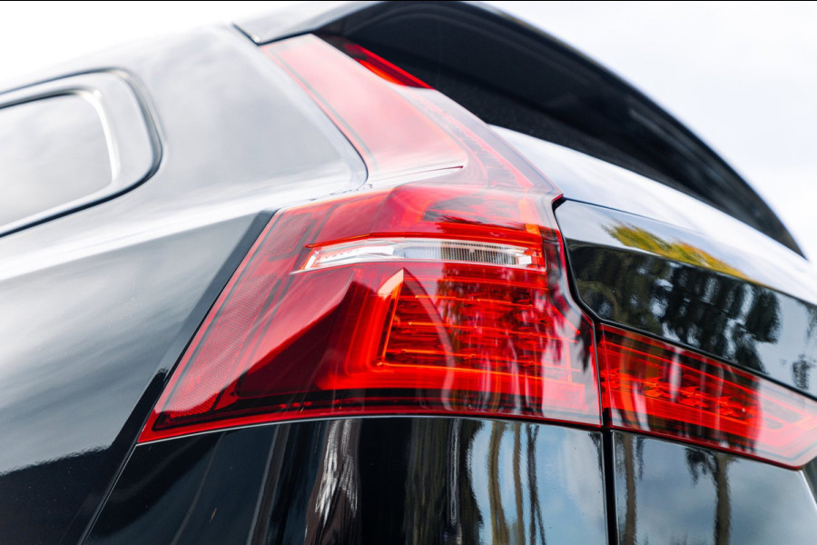 Volvo V60 2.0 B4 R-Design I Carplay I autopilot I trekhaak I pano I