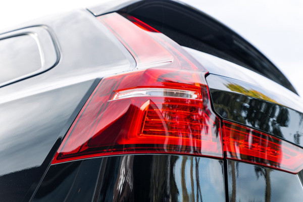 Volvo V60 2.0 B4 R-Design I Carplay I autopilot I trekhaak I pano I