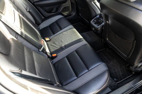 Volvo V60 2.0 B4 R-Design I Carplay I autopilot I trekhaak I pano I