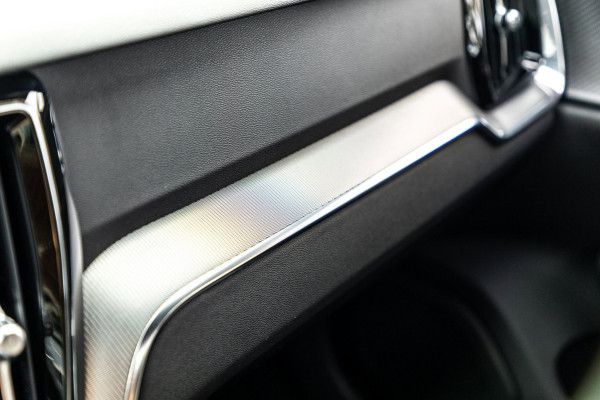Volvo V60 2.0 B4 R-Design I Carplay I autopilot I trekhaak I pano I