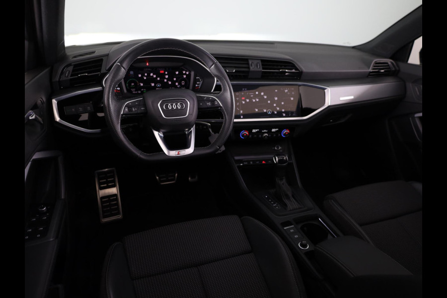 Audi Q3 45 TFSI e S edition 245pk | Private lease vanaf € 764,- per maand |  Panoramdak | Dode hoek detectie | Parkeercamera | Elektrisch bedienbare achterklep | S-line interieur