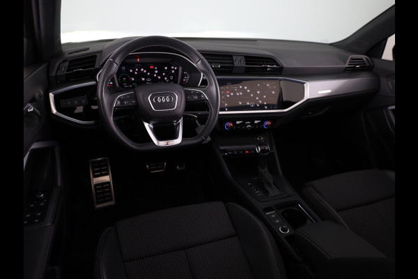Audi Q3 45 TFSI e S edition 245pk | Private lease vanaf € 764,- per maand |  Panoramdak | Dode hoek detectie | Parkeercamera | Elektrisch bedienbare achterklep | S-line interieur
