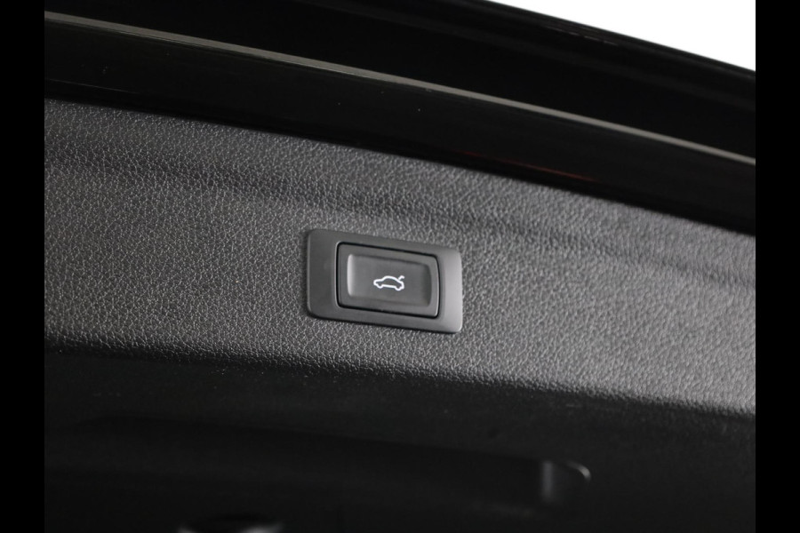 Audi Q3 45 TFSI e S edition 245pk | Private lease vanaf € 764,- per maand |  Panoramdak | Dode hoek detectie | Parkeercamera | Elektrisch bedienbare achterklep | S-line interieur