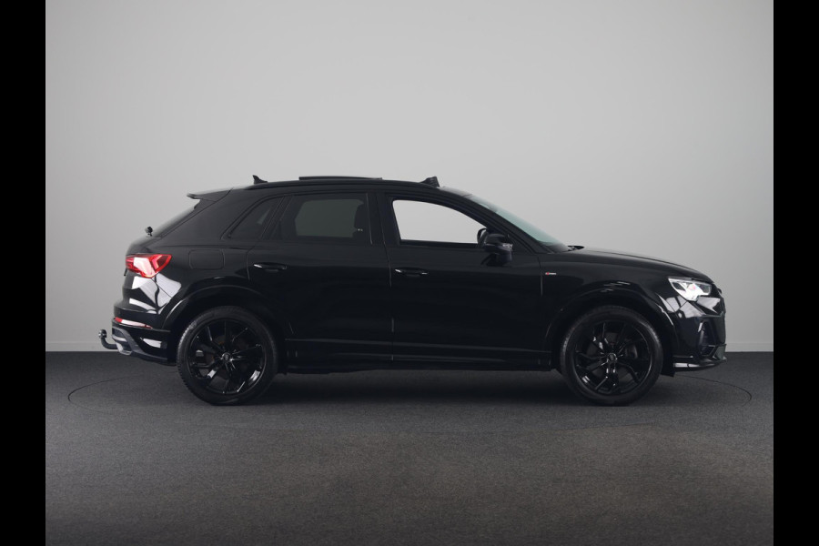 Audi Q3 45 TFSI e S edition 245pk | Private lease vanaf € 764,- per maand |  Panoramdak | Dode hoek detectie | Parkeercamera | Elektrisch bedienbare achterklep | S-line interieur