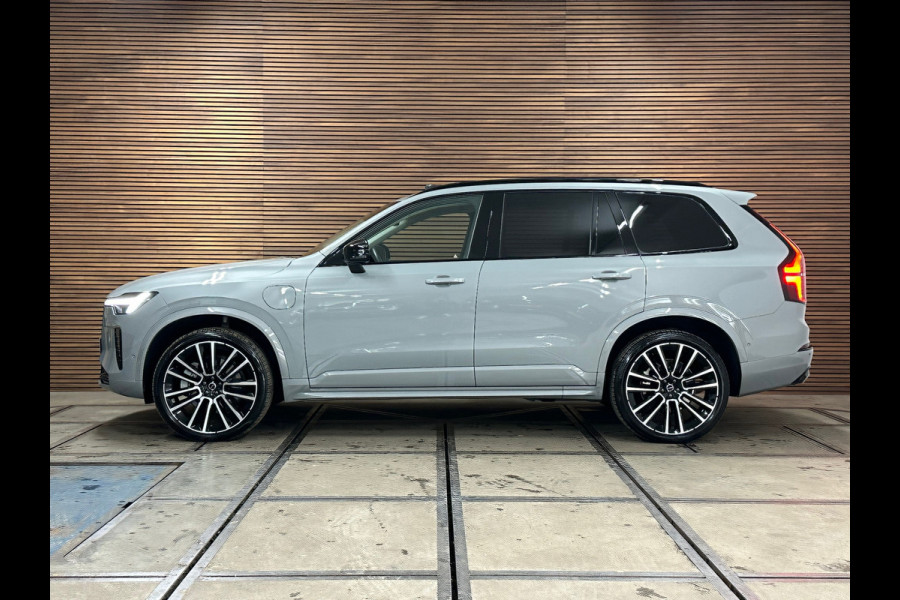 Volvo XC90 2.0 T8 hybrid Ultra Dark 7p.| MY2026| Luchtvering| Lagom-Pack | Winter-Pack| H/K Sound| Trekhaak| HuD| 22inch|Massage