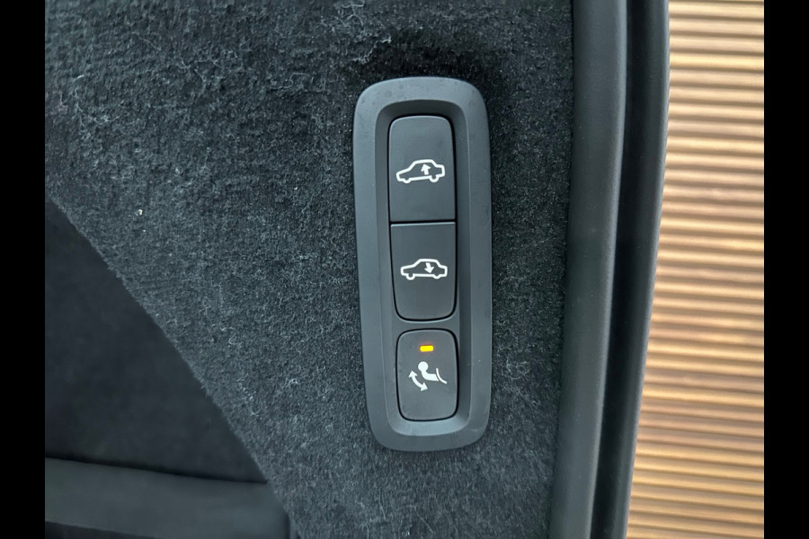 Volvo XC90 2.0 T8 hybrid Ultra Dark 7p.| MY2026| Luchtvering| Lagom-Pack | Winter-Pack| H/K Sound| Trekhaak| HuD| 22inch|Massage
