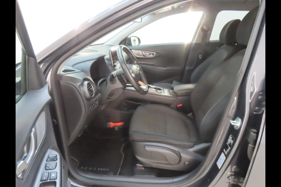 Hyundai Kona EV Fashion 64 kWh | SOH 98,9 % | Warmtepomp | Navigatie | VERWACHT! |