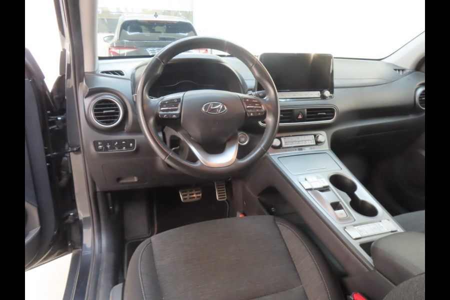 Hyundai Kona EV Fashion 64 kWh | SOH 98,9 % | Warmtepomp | Navigatie | VERWACHT! |