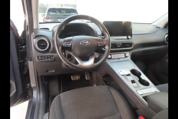 Hyundai Kona EV Fashion 64 kWh | SOH 98,9 % | Warmtepomp | Navigatie | VERWACHT! |
