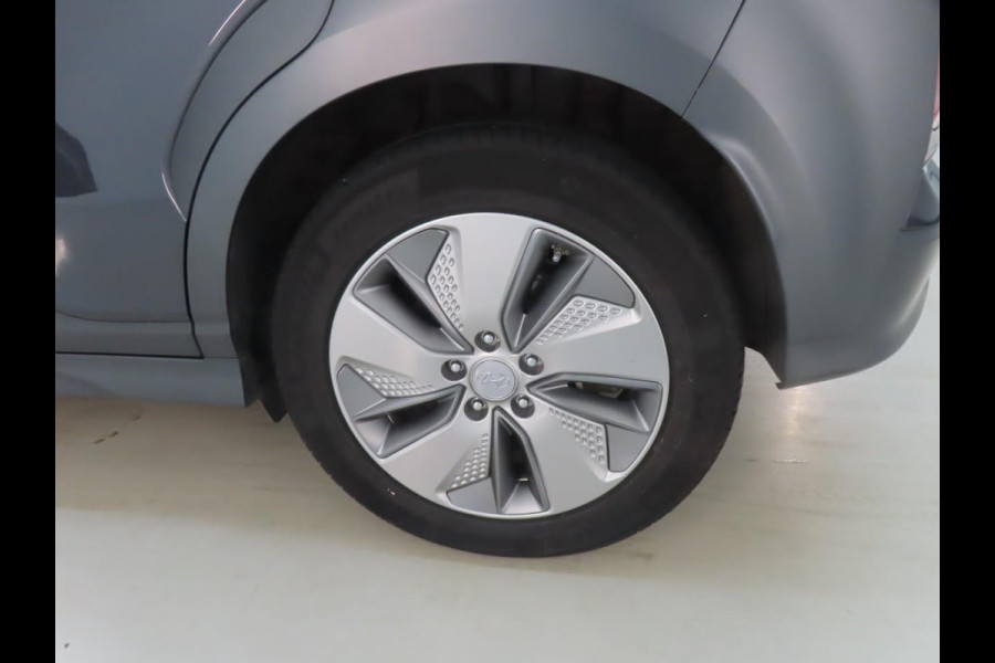 Hyundai Kona EV Fashion 64 kWh | SOH 98,9 % | Warmtepomp | Navigatie | VERWACHT! |