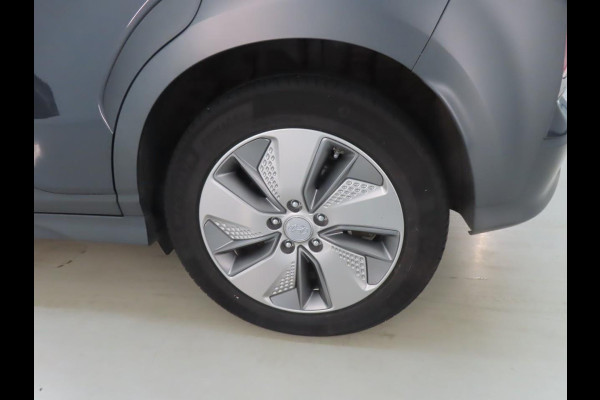 Hyundai Kona EV Fashion 64 kWh | SOH 98,9 % | Warmtepomp | Navigatie | VERWACHT! |