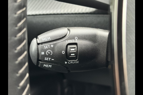 Peugeot 2008 1.2 PureTech Blue Lease Allure ✓2e Eigenaar✓360° Camera✓Draadloze telefoonlader✓Carplay✓6 bak✓Halfleder✓Navi✓Clima✓Cruise✓17'' Lmv✓Rijstrooksensor✓102pk✓Dealer onderhouden✓N.A.P✓Apk tot 04-2027