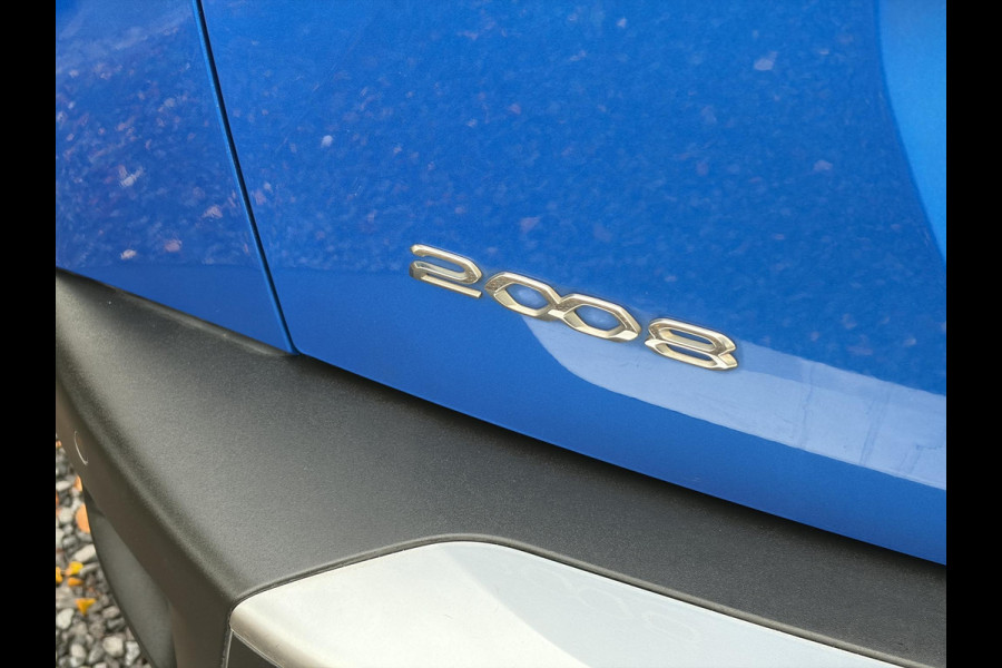 Peugeot 2008 1.2 PureTech Blue Lease Allure ✓2e Eigenaar✓360° Camera✓Draadloze telefoonlader✓Carplay✓6 bak✓Halfleder✓Navi✓Clima✓Cruise✓17'' Lmv✓Rijstrooksensor✓102pk✓Dealer onderhouden✓N.A.P✓Apk tot 04-2027