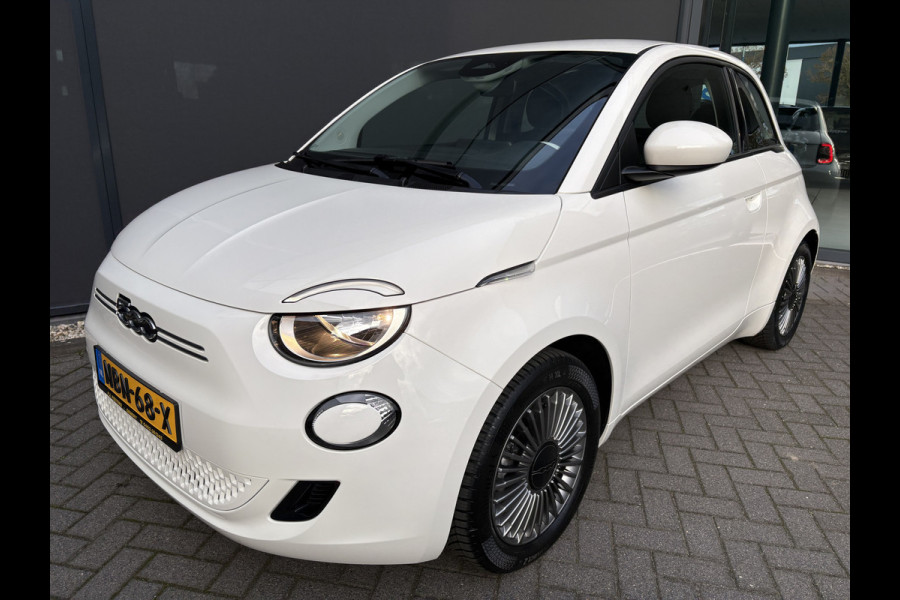 Fiat 500E Urban 42 kWh Airco - Apple carplay - Draadloze telefoonlader - Navigatie - Licht metalen velgen 16 inch - Cruise control - Led verlichting - Bluetooth - Keyless start - Elektrische ramen - Stuur leder - Stuur multifunctioneel