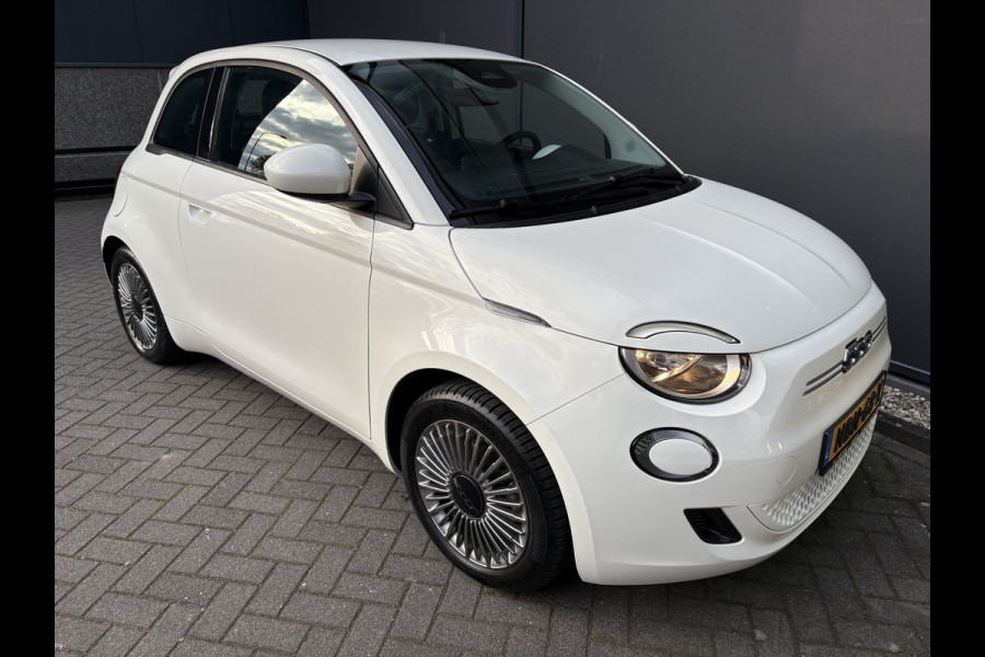 Fiat 500E Urban 42 kWh Airco - Apple carplay - Draadloze telefoonlader - Navigatie - Licht metalen velgen 16 inch - Cruise control - Led verlichting - Bluetooth - Keyless start - Elektrische ramen - Stuur leder - Stuur multifunctioneel