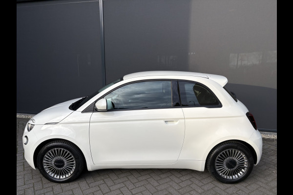 Fiat 500E Urban 42 kWh Airco - Apple carplay - Draadloze telefoonlader - Navigatie - Licht metalen velgen 16 inch - Cruise control - Led verlichting - Bluetooth - Keyless start - Elektrische ramen - Stuur leder - Stuur multifunctioneel