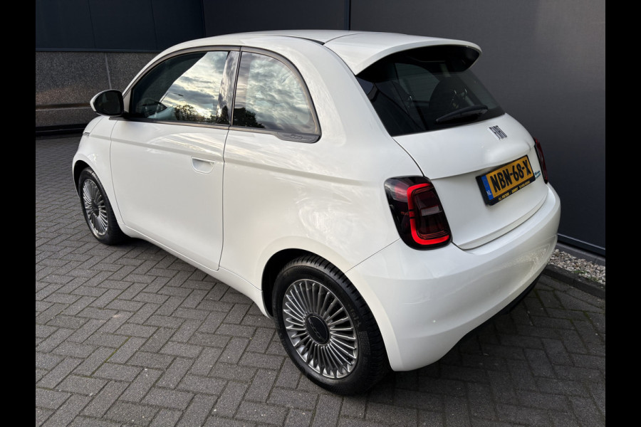 Fiat 500E Urban 42 kWh Airco - Apple carplay - Draadloze telefoonlader - Navigatie - Licht metalen velgen 16 inch - Cruise control - Led verlichting - Bluetooth - Keyless start - Elektrische ramen - Stuur leder - Stuur multifunctioneel