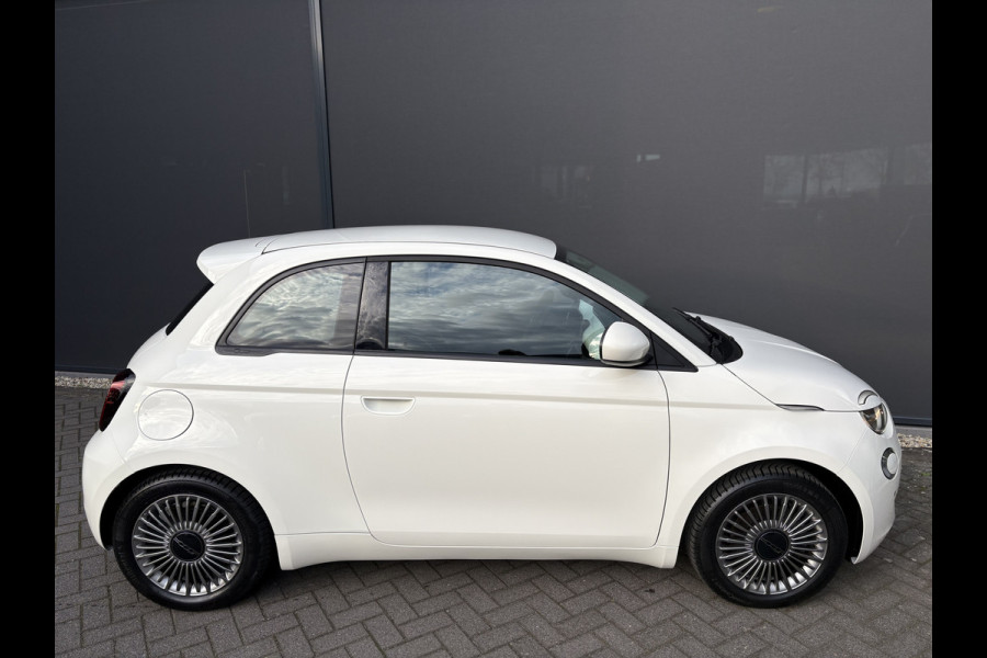 Fiat 500E Urban 42 kWh Airco - Apple carplay - Draadloze telefoonlader - Navigatie - Licht metalen velgen 16 inch - Cruise control - Led verlichting - Bluetooth - Keyless start - Elektrische ramen - Stuur leder - Stuur multifunctioneel
