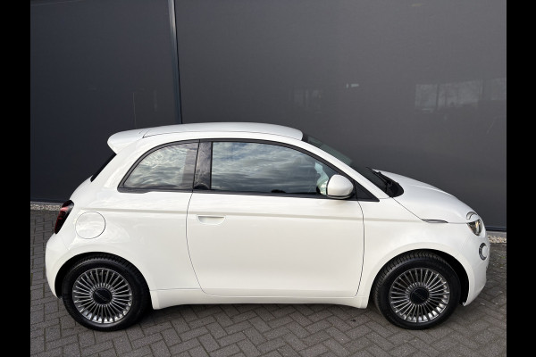 Fiat 500E Urban 42 kWh Airco - Apple carplay - Draadloze telefoonlader - Navigatie - Licht metalen velgen 16 inch - Cruise control - Led verlichting - Bluetooth - Keyless start - Elektrische ramen - Stuur leder - Stuur multifunctioneel