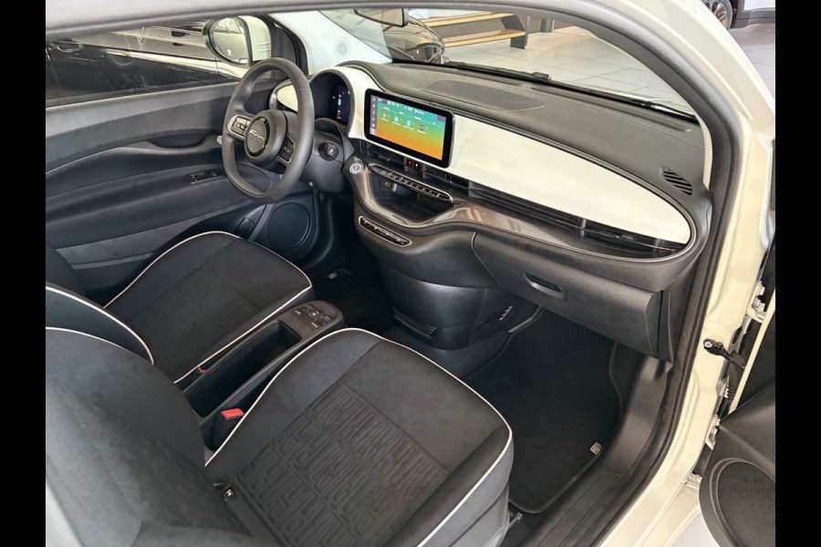 Fiat 500E Urban 42 kWh Airco - Apple carplay - Draadloze telefoonlader - Navigatie - Licht metalen velgen 16 inch - Cruise control - Led verlichting - Bluetooth - Keyless start - Elektrische ramen - Stuur leder - Stuur multifunctioneel