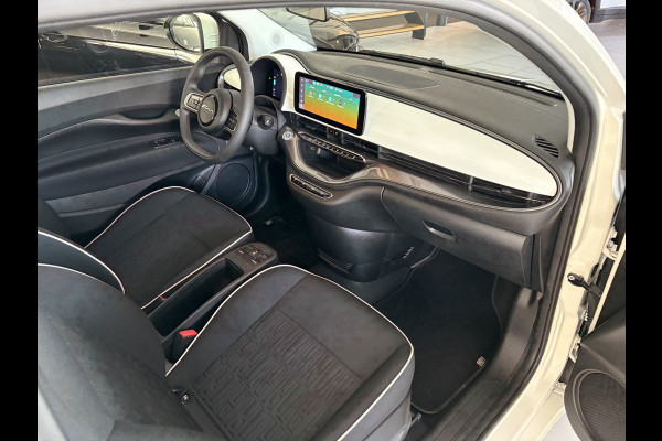 Fiat 500E Urban 42 kWh Airco - Apple carplay - Draadloze telefoonlader - Navigatie - Licht metalen velgen 16 inch - Cruise control - Led verlichting - Bluetooth - Keyless start - Elektrische ramen - Stuur leder - Stuur multifunctioneel