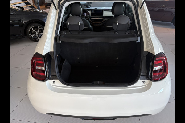 Fiat 500E Urban 42 kWh Airco - Apple carplay - Draadloze telefoonlader - Navigatie - Licht metalen velgen 16 inch - Cruise control - Led verlichting - Bluetooth - Keyless start - Elektrische ramen - Stuur leder - Stuur multifunctioneel