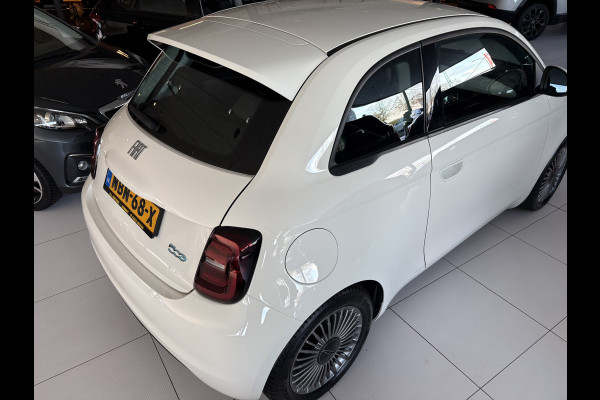Fiat 500E Urban 42 kWh Airco - Apple carplay - Draadloze telefoonlader - Navigatie - Licht metalen velgen 16 inch - Cruise control - Led verlichting - Bluetooth - Keyless start - Elektrische ramen - Stuur leder - Stuur multifunctioneel