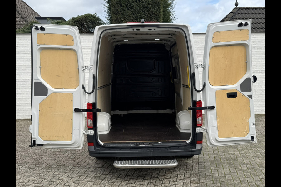 Volkswagen Crafter 35 2.0 TDI L3H3 RWD Camera Carplay Cruise Navigatie Laadruimte betimmert