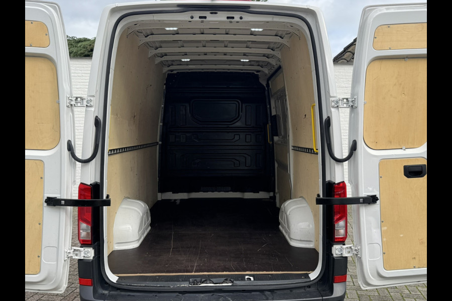 Volkswagen Crafter 35 2.0 TDI L3H3 RWD Camera Carplay Cruise Navigatie Laadruimte betimmert