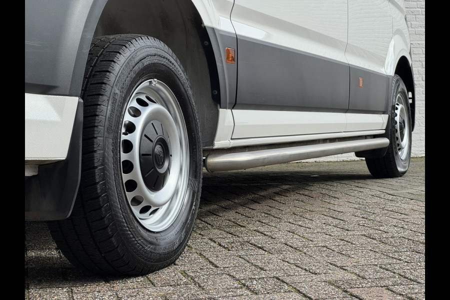 Volkswagen Crafter 35 2.0 TDI L3H3 RWD Camera Carplay Cruise Navigatie Laadruimte betimmert