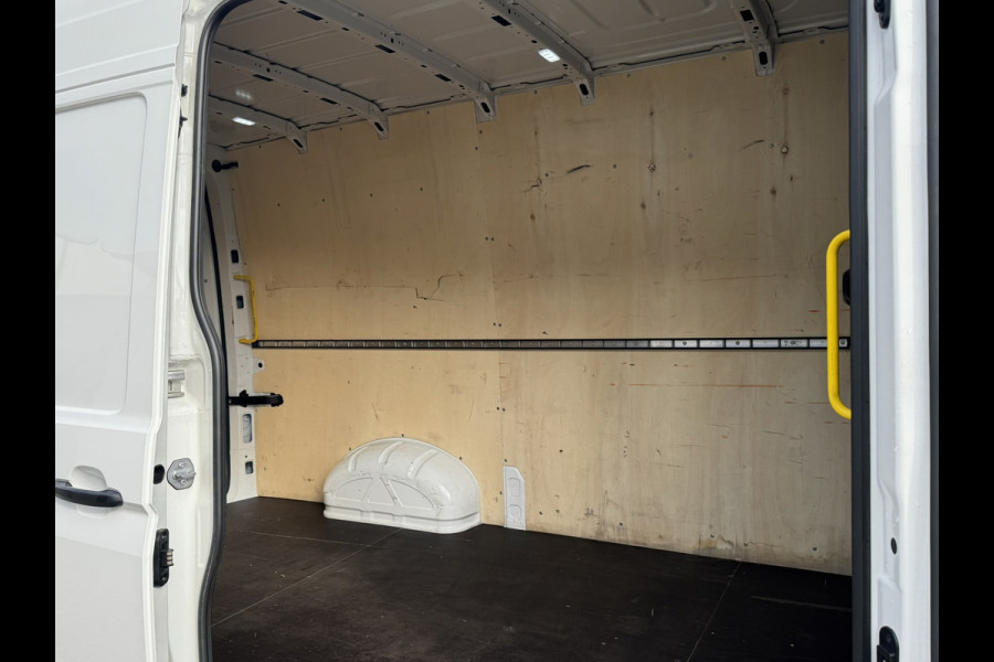 Volkswagen Crafter 35 2.0 TDI L3H3 RWD Camera Carplay Cruise Navigatie Laadruimte betimmert