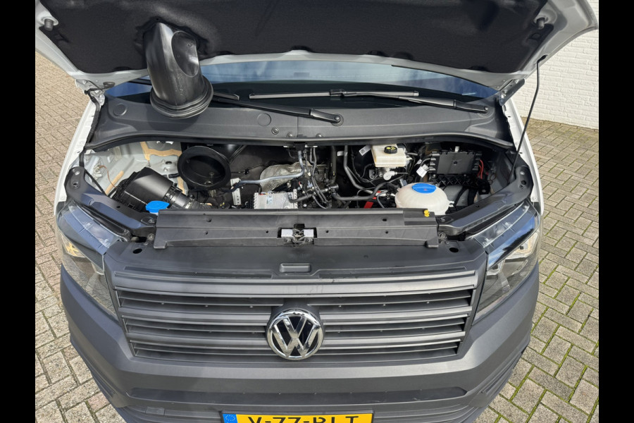 Volkswagen Crafter 35 2.0 TDI L3H3 RWD Camera Carplay Cruise Navigatie Laadruimte betimmert