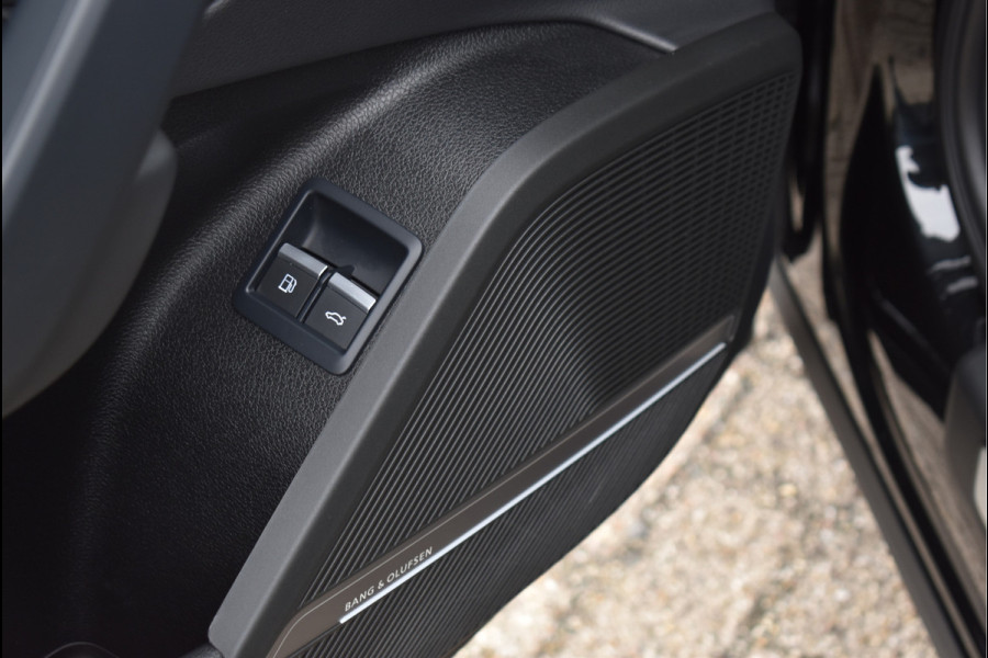 Audi Q5 55 TFSI e S-Line 367 Pk Pano Rs-Stoelen Luchtvering Sfeer Keyless Trekhaak 20 Inch