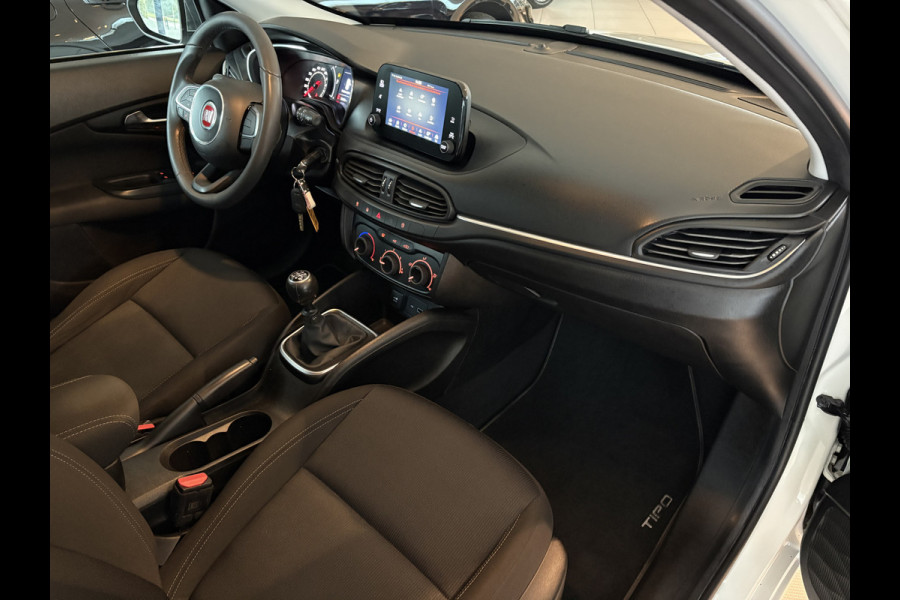 Fiat Tipo 1.4 Mirror Achteruitrijcamera - Airco - Parkeersensor achter - Licht metalen velgen 16 inch - Radio - Navigatie - Mistlampen - Led verlichting - Stuur multifunctioneel - Bluetooth - Cruise control - Ele