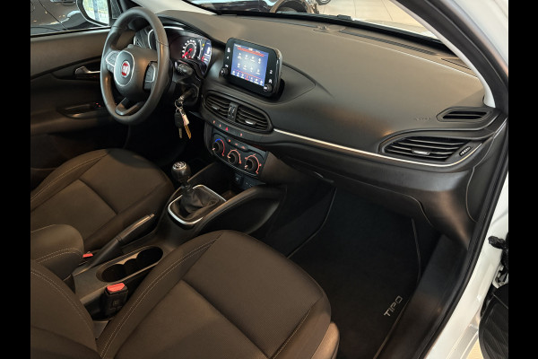 Fiat Tipo 1.4 Mirror Achteruitrijcamera - Airco - Parkeersensor achter - Licht metalen velgen 16 inch - Radio - Navigatie - Mistlampen - Led verlichting - Stuur multifunctioneel - Bluetooth - Cruise control - Ele