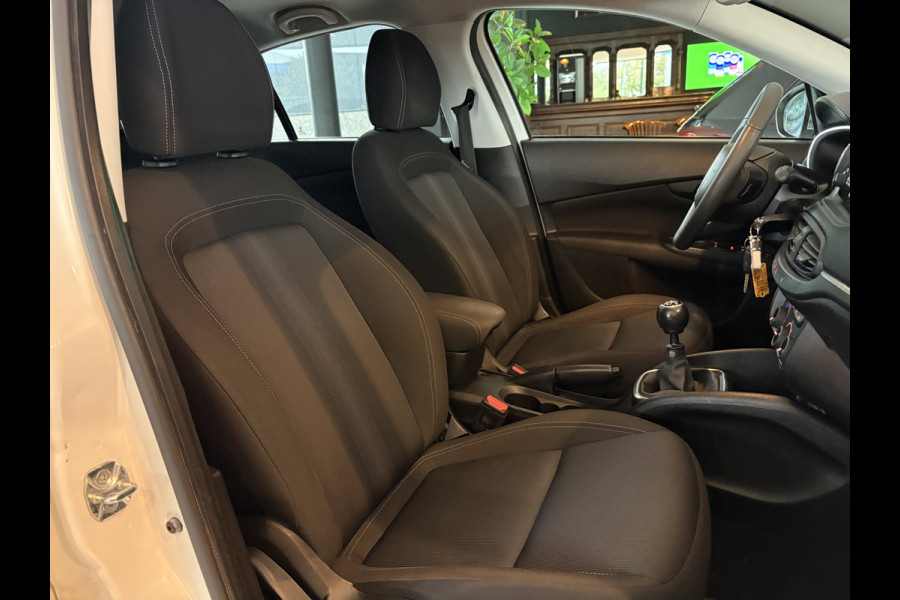 Fiat Tipo 1.4 Mirror Achteruitrijcamera - Airco - Parkeersensor achter - Licht metalen velgen 16 inch - Radio - Navigatie - Mistlampen - Led verlichting - Stuur multifunctioneel - Bluetooth - Cruise control - Ele