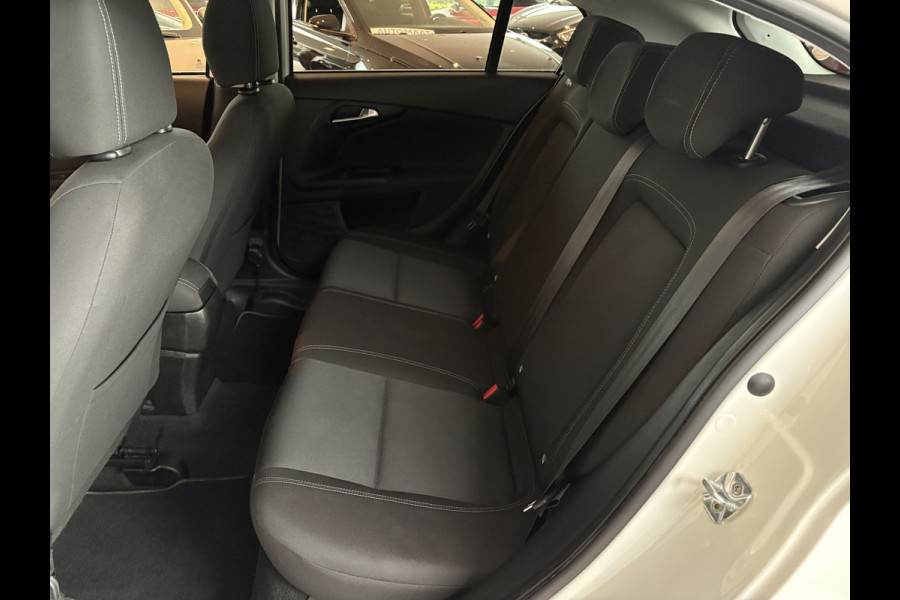 Fiat Tipo 1.4 Mirror Achteruitrijcamera - Airco - Parkeersensor achter - Licht metalen velgen 16 inch - Radio - Navigatie - Mistlampen - Led verlichting - Stuur multifunctioneel - Bluetooth - Cruise control - Ele