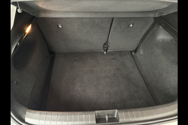 Fiat Tipo 1.4 Mirror Achteruitrijcamera - Airco - Parkeersensor achter - Licht metalen velgen 16 inch - Radio - Navigatie - Mistlampen - Led verlichting - Stuur multifunctioneel - Bluetooth - Cruise control - Ele
