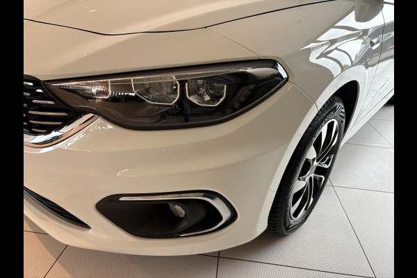 Fiat Tipo 1.4 Mirror Achteruitrijcamera - Airco - Parkeersensor achter - Licht metalen velgen 16 inch - Radio - Navigatie - Mistlampen - Led verlichting - Stuur multifunctioneel - Bluetooth - Cruise control - Ele