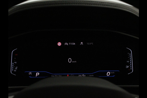 Volkswagen T-Roc 1.5 TSI 150pk Automaat R-Line Digitale Cockpit Climate Control Camera Navigatie Apple Carplay/Android Auto Lichtmetalen Velgen Parkeer sensoren Dab Led Adaptive Cruise Control