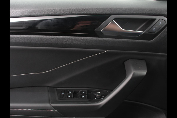 Volkswagen T-Roc 1.5 TSI 150pk Automaat R-Line Digitale Cockpit Climate Control Camera Navigatie Apple Carplay/Android Auto Lichtmetalen Velgen Parkeer sensoren Dab Led Adaptive Cruise Control