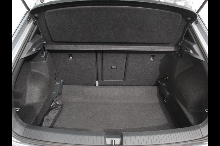 Volkswagen T-Roc 1.5 TSI 150pk Automaat R-Line Digitale Cockpit Climate Control Camera Navigatie Apple Carplay/Android Auto Lichtmetalen Velgen Parkeer sensoren Dab Led Adaptive Cruise Control