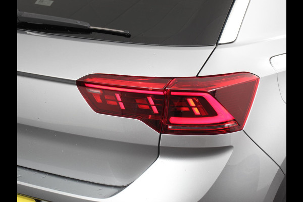 Volkswagen T-Roc 1.5 TSI 150pk Automaat R-Line Digitale Cockpit Climate Control Camera Navigatie Apple Carplay/Android Auto Lichtmetalen Velgen Parkeer sensoren Dab Led Adaptive Cruise Control