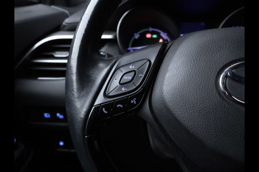 Toyota C-HR 1.8 Hybrid Style Sport (NAVI,CAMERA,STOEL/STUUR VERWARMING,CLIMATE,ADAPTIVE CRUISE,LED,GETINT,SPORTSTOELEN,LM VELGEN)