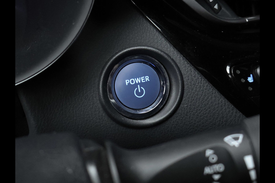 Toyota C-HR 1.8 Hybrid Style Sport (NAVI,CAMERA,STOEL/STUUR VERWARMING,CLIMATE,ADAPTIVE CRUISE,LED,GETINT,SPORTSTOELEN,LM VELGEN)