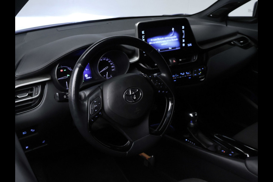 Toyota C-HR 1.8 Hybrid Style Sport (NAVI,CAMERA,STOEL/STUUR VERWARMING,CLIMATE,ADAPTIVE CRUISE,LED,GETINT,SPORTSTOELEN,LM VELGEN)