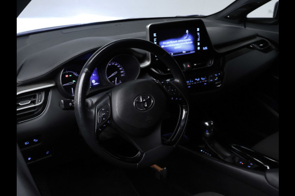 Toyota C-HR 1.8 Hybrid Style Sport (NAVI,CAMERA,STOEL/STUUR VERWARMING,CLIMATE,ADAPTIVE CRUISE,LED,GETINT,SPORTSTOELEN,LM VELGEN)